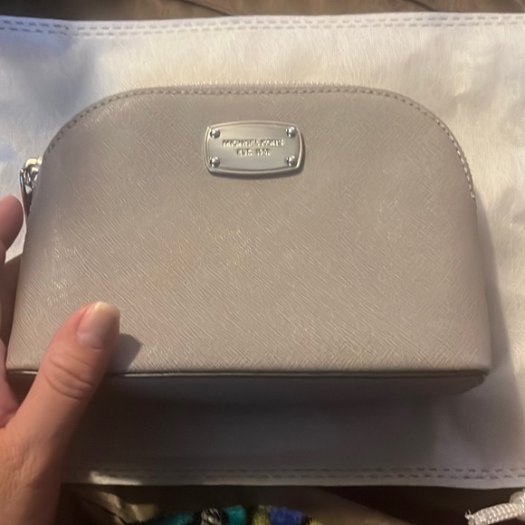 MICHAEL Michael Kors Handbags - Like new Michael kors makeup bag 7Wx2 1/2Dx5H
